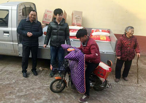 慈善|回老家過(guò)年，老人們?yōu)樗Q起大拇指